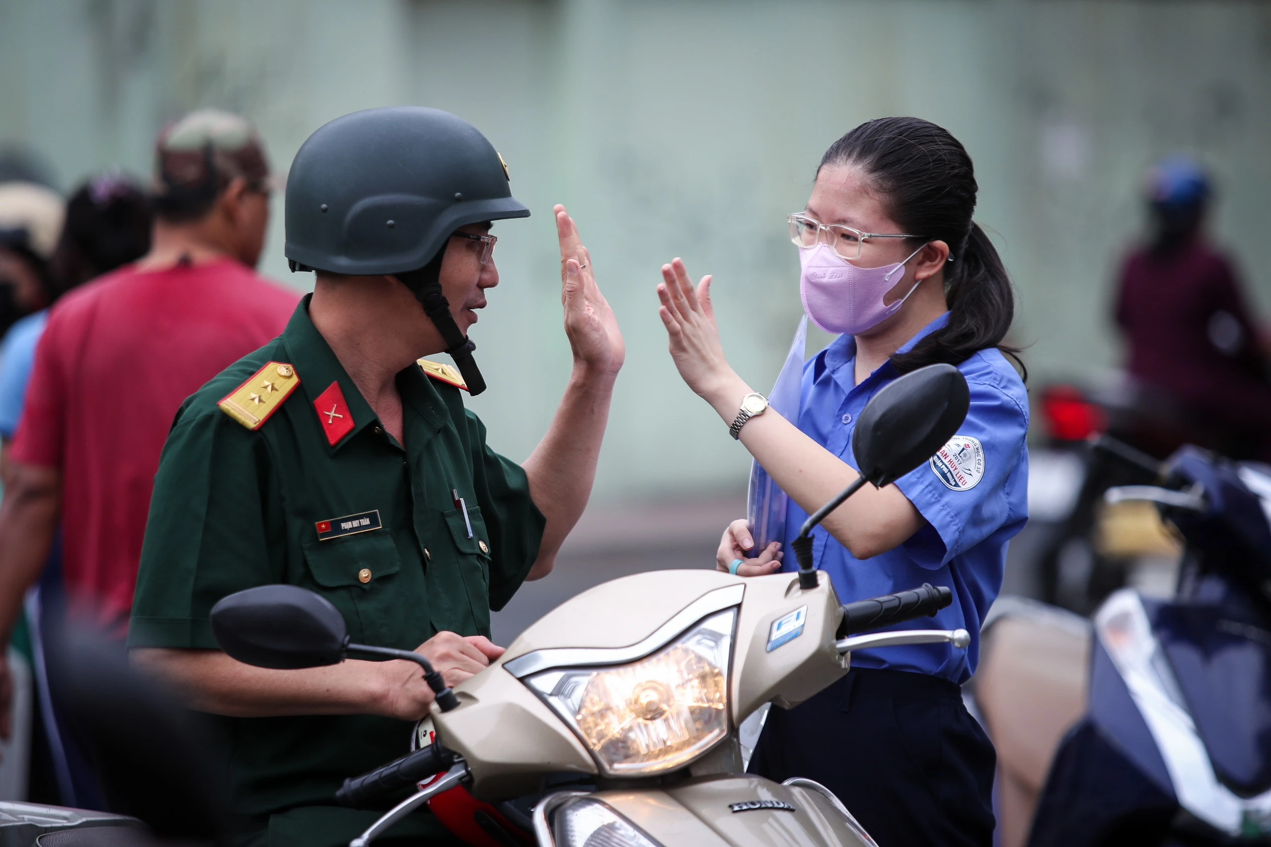 Cái ôm của mẹ, nụ cười của cha: Những khoảnh khắc ấm áp kỳ thi lớp 10