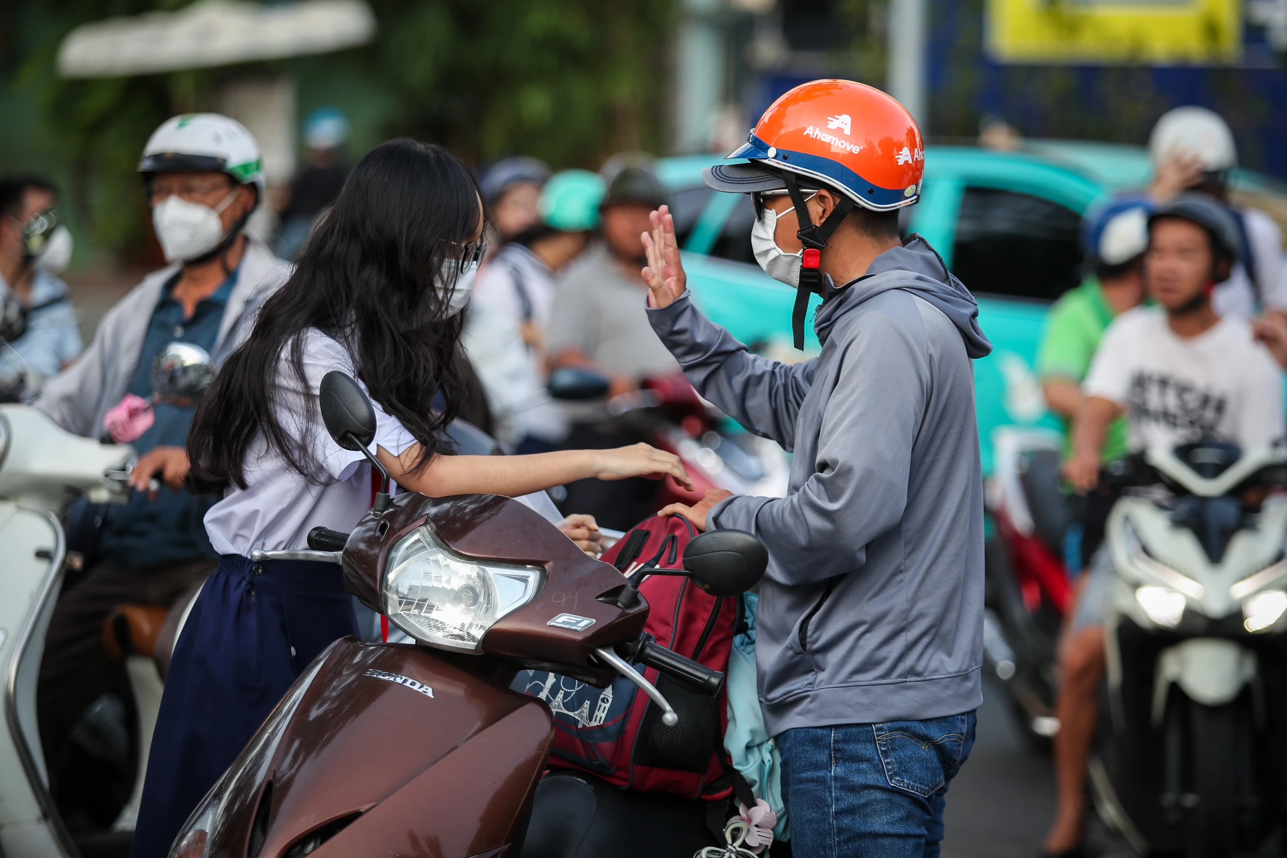 Cái ôm của mẹ, nụ cười của cha: Những khoảnh khắc ấm áp kỳ thi lớp 10