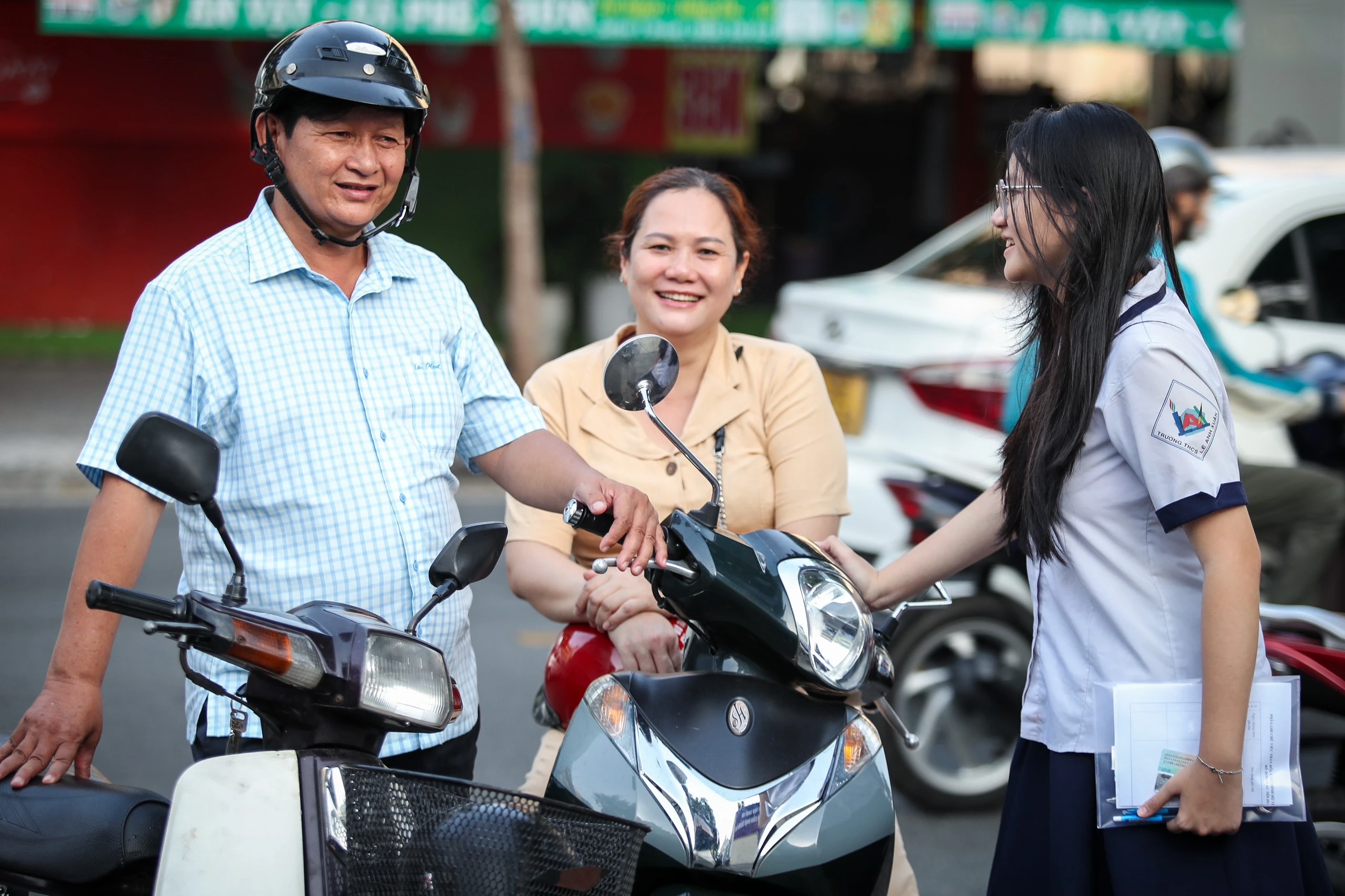 Cái ôm của mẹ, nụ cười của cha: Những khoảnh khắc ấm áp kỳ thi lớp 10