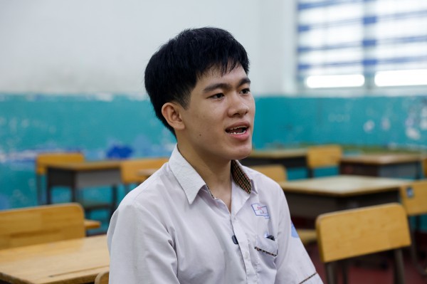 Cảm động học trò cụt tứ chi muốn tự cầm bút viết nên cuộc đời mình Cảm động học trò cụt tứ chi muốn tự cầm bút viết nên cuộc đời mình
