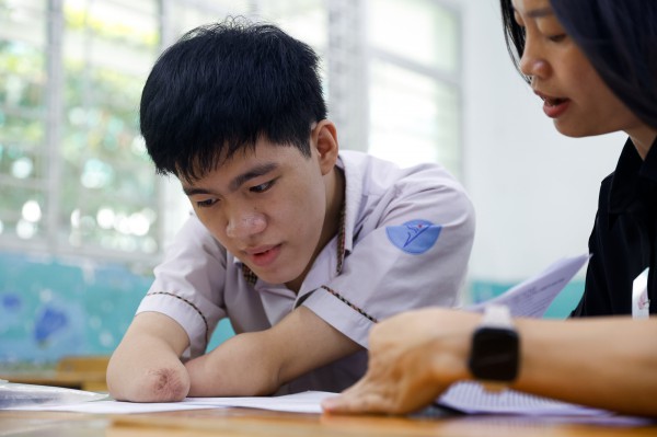 Cảm động học trò cụt tứ chi muốn tự cầm bút viết nên cuộc đời mình Cảm động học trò cụt tứ chi muốn tự cầm bút viết nên cuộc đời mình
