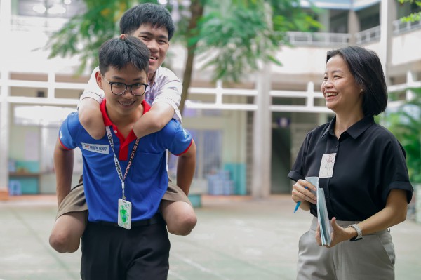 Cảm động học trò cụt tứ chi muốn tự cầm bút viết nên cuộc đời mình Cảm động học trò cụt tứ chi muốn tự cầm bút viết nên cuộc đời mình