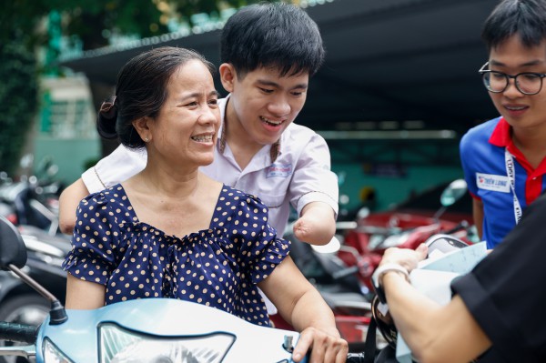 Cảm động học trò cụt tứ chi muốn tự cầm bút viết nên cuộc đời mình Cảm động học trò cụt tứ chi muốn tự cầm bút viết nên cuộc đời mình