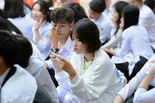 Cấm dùng điện thoại trong trường học, nghiên cứu chỉ ra tác dụng ‘gần như bằng 0’?