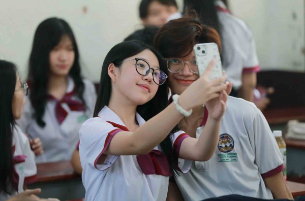 Cấm mạng xã hội có thể khiến học sinh phụ thuộc nhiều hơn vào AI? Cấm mạng xã hội có thể khiến học sinh phụ thuộc nhiều hơn vào AI?