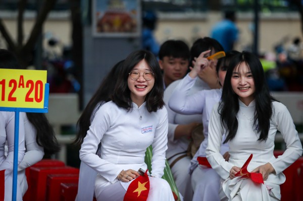 'Cấm thu tiền' dạy thêm trong trường, sao phụ huynh vẫn phải chi?