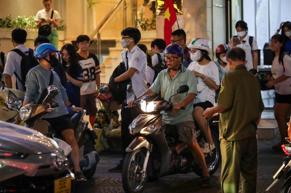 'Cấm thu tiền' dạy thêm trong trường, sao phụ huynh vẫn phải chi?