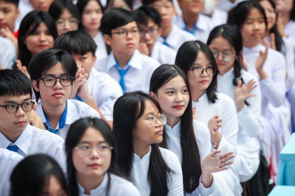 'Cấm thu tiền' dạy thêm trong trường, sao phụ huynh vẫn phải chi?