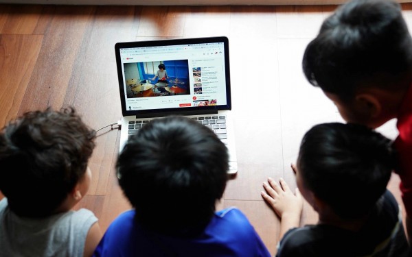 Cấm trẻ em dùng mạng xã hội: Làm sao đừng để chỉ là 'lối thoát trên giấy'?