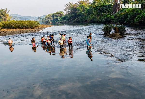 Cận cảnh cõng học sinh 'cắt' sông Xà Lò đến lớp, hiểm nguy trong từng bước chân