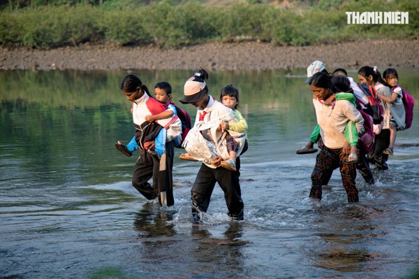 Cận cảnh cõng học sinh 'cắt' sông Xà Lò đến lớp, hiểm nguy trong từng bước chân