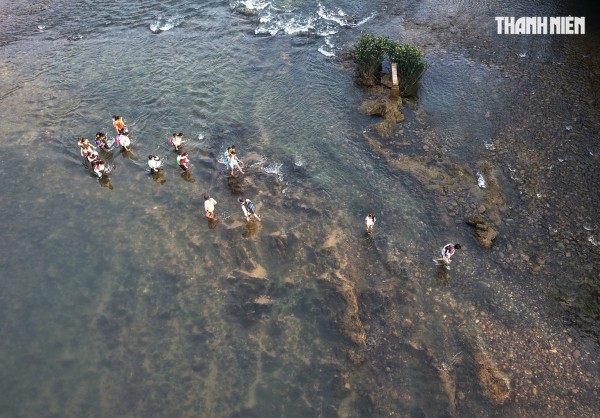 Cận cảnh cõng học sinh 'cắt' sông Xà Lò đến lớp, hiểm nguy trong từng bước chân