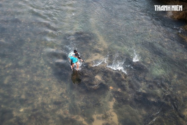 Cận cảnh cõng học sinh 'cắt' sông Xà Lò đến lớp, hiểm nguy trong từng bước chân