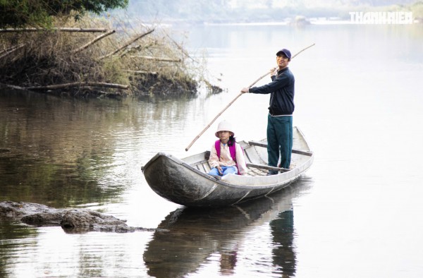 Cận cảnh cõng học sinh 'cắt' sông Xà Lò đến lớp, hiểm nguy trong từng bước chân