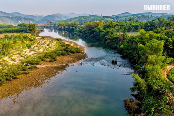 Cận cảnh cõng học sinh 'cắt' sông Xà Lò đến lớp, hiểm nguy trong từng bước chân