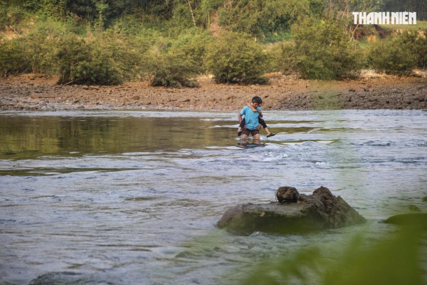 Cận cảnh cõng học sinh 'cắt' sông Xà Lò đến lớp, hiểm nguy trong từng bước chân