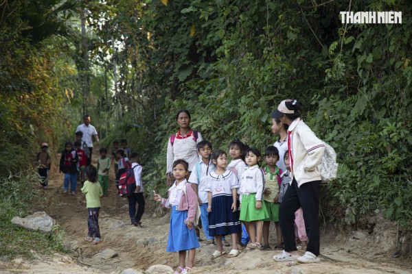 Cận cảnh cõng học sinh 'cắt' sông Xà Lò đến lớp, hiểm nguy trong từng bước chân