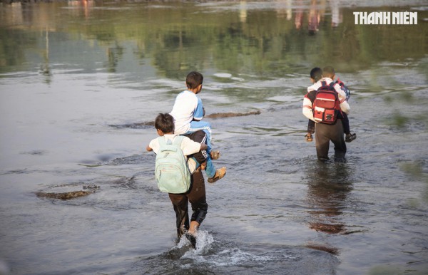 Cận cảnh cõng học sinh 'cắt' sông Xà Lò đến lớp, hiểm nguy trong từng bước chân