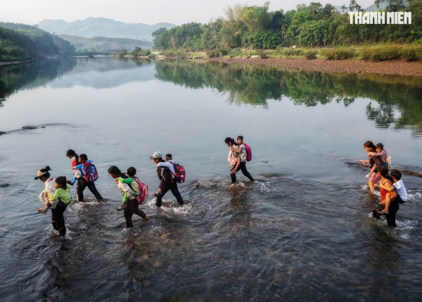 Cận cảnh cõng học sinh 'cắt' sông Xà Lò đến lớp, hiểm nguy trong từng bước chân