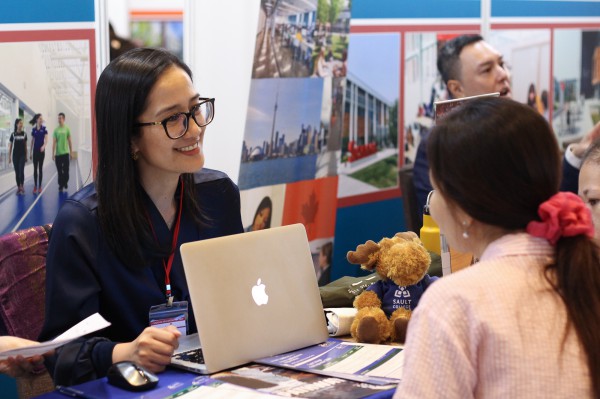 Canada cho phép du học sinh làm thêm nhiều hơn, siết yêu cầu khi chuyển trường