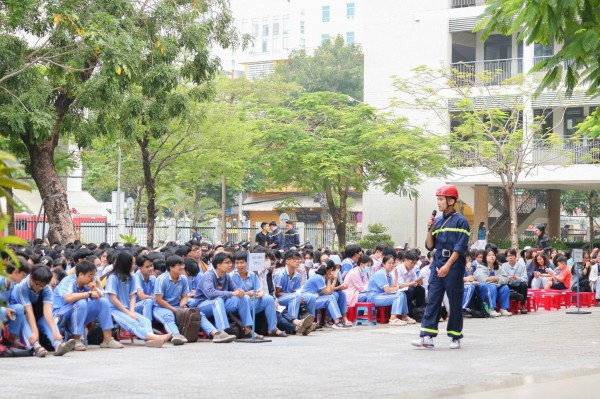 Cảnh sát đến trường dạy học sinh dập lửa, thoát nạn trong hỏa hoạn