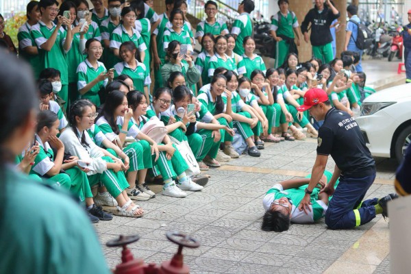 Cảnh sát đến trường dạy học sinh dập lửa, thoát nạn trong hỏa hoạn