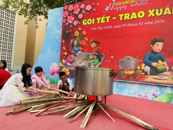 Câu chuyện xúc động sau nồi bánh chưng ở sân trường