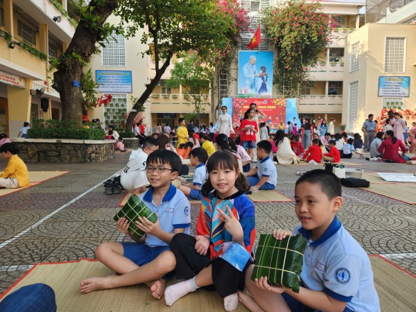 Câu chuyện xúc động sau nồi bánh chưng ở sân trường