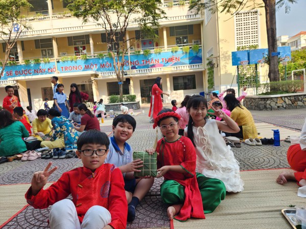 Câu chuyện xúc động sau nồi bánh chưng ở sân trường