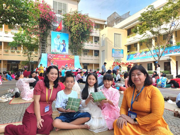 Câu chuyện xúc động sau nồi bánh chưng ở sân trường