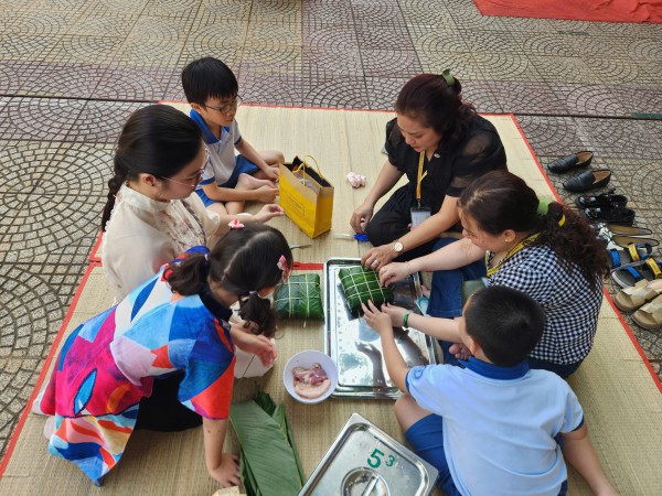 Câu chuyện xúc động sau nồi bánh chưng ở sân trường