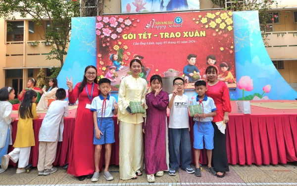 Câu chuyện xúc động sau nồi bánh chưng ở sân trường