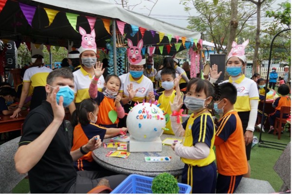 Cha mẹ đang dạy con học thông qua chơi mà không biết