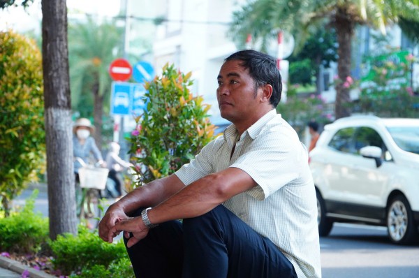 Cha mẹ hồi hộp ngoài cổng trường, thí sinh lặng lẽ chọn 'lối đi riêng' Cha mẹ hồi hộp ngoài cổng trường, thí sinh lặng lẽ chọn 'lối đi riêng'