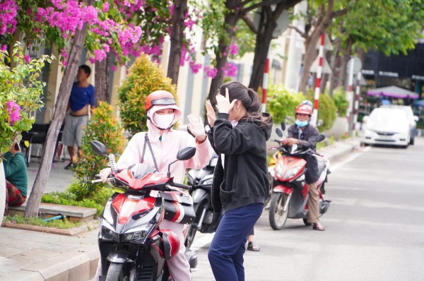 Cha mẹ hồi hộp ngoài cổng trường, thí sinh lặng lẽ chọn 'lối đi riêng' Cha mẹ hồi hộp ngoài cổng trường, thí sinh lặng lẽ chọn 'lối đi riêng'