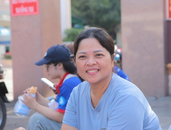 Cha mẹ hồi hộp ngoài cổng trường, thí sinh lặng lẽ chọn 'lối đi riêng' Cha mẹ hồi hộp ngoài cổng trường, thí sinh lặng lẽ chọn 'lối đi riêng'