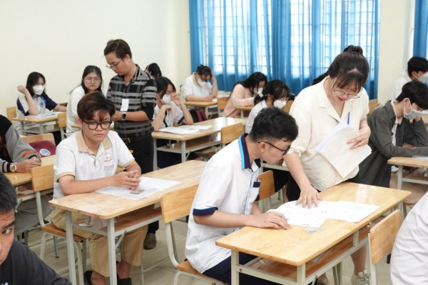 Chấm thi tốt nghiệp THPT tại TP.HCM: Đã có điểm 9 môn ngữ văn