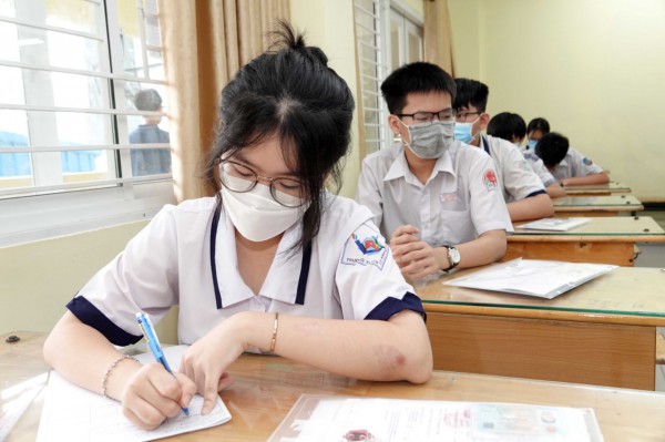 Chấm thi tuyển sinh lớp 10 TP.HCM: Đề thi mở nhưng lòng thí sinh... chưa chịu mở !