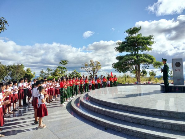 Chào cờ ở biên giới để giáo dục học sinh về chủ quyền