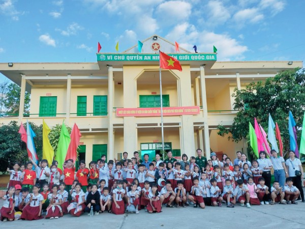 Chào cờ ở biên giới để giáo dục học sinh về chủ quyền