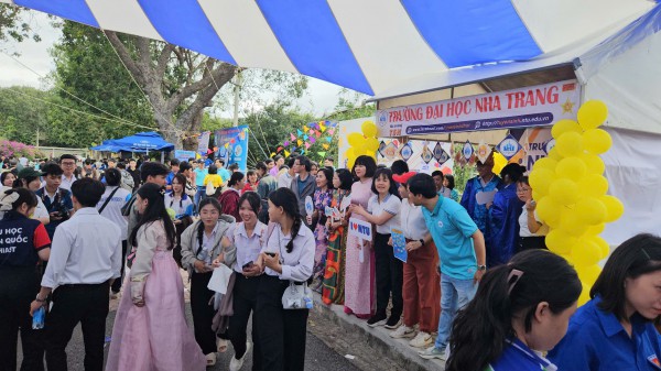 'Chen chân' đến với gian hàng Tư vấn mùa thi tại phố biển Nha Trang