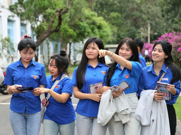 'Chen chân' đến với gian hàng Tư vấn mùa thi tại phố biển Nha Trang