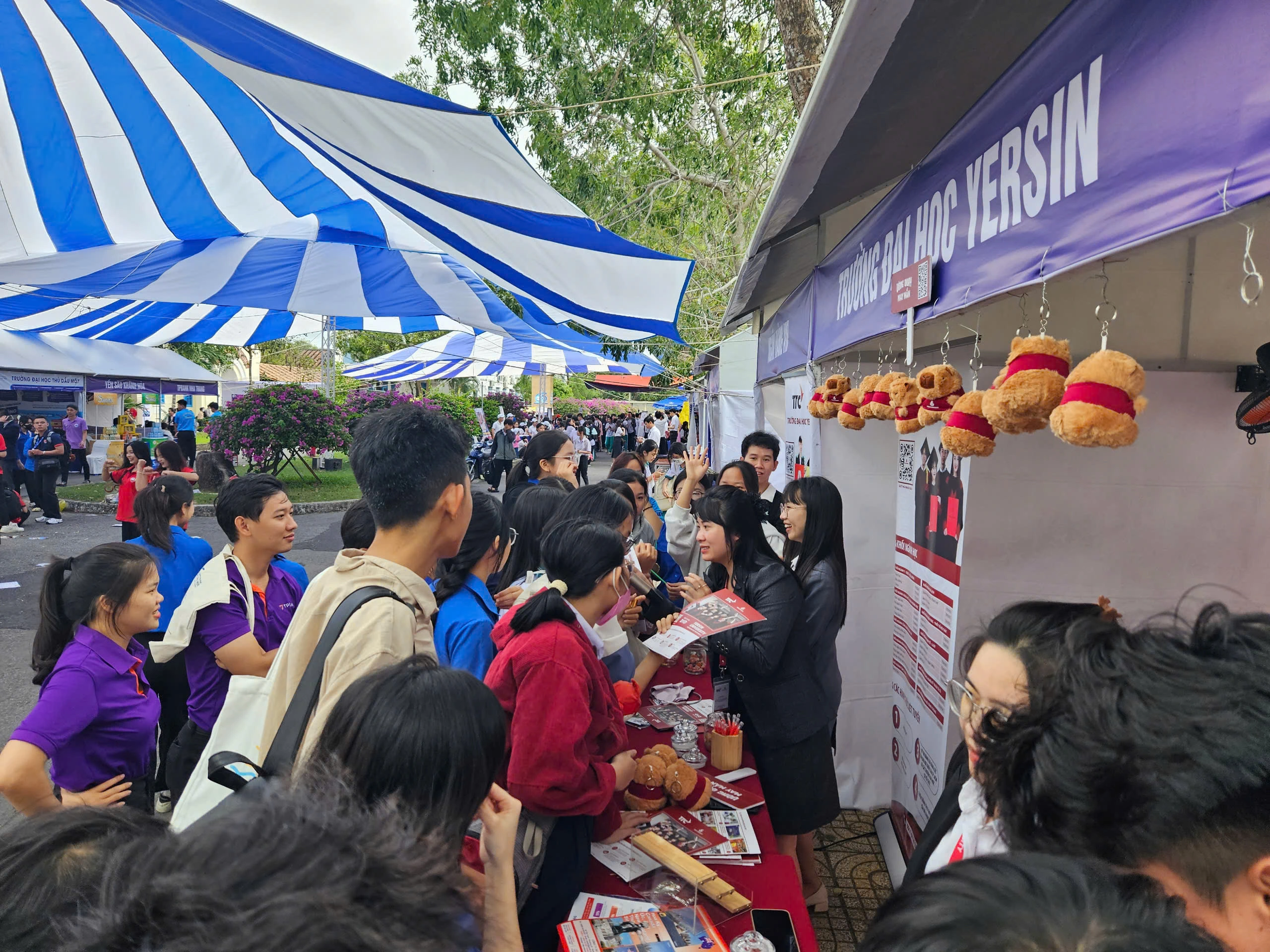 'Chen chân' đến với gian hàng Tư vấn mùa thi tại phố biển Nha Trang