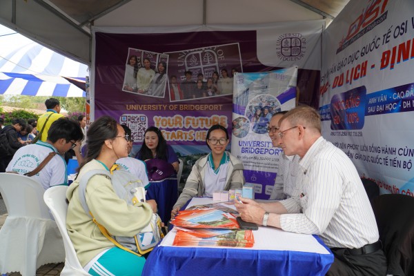 'Chen chân' đến với gian hàng Tư vấn mùa thi tại phố biển Nha Trang