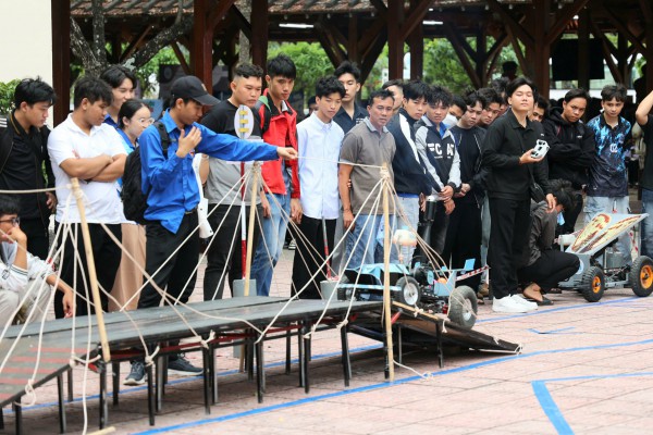 'Chen chân' đến với gian hàng Tư vấn mùa thi tại phố biển Nha Trang