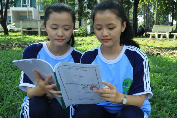 Chị em song sinh chuyên Anh chọn ngành học 