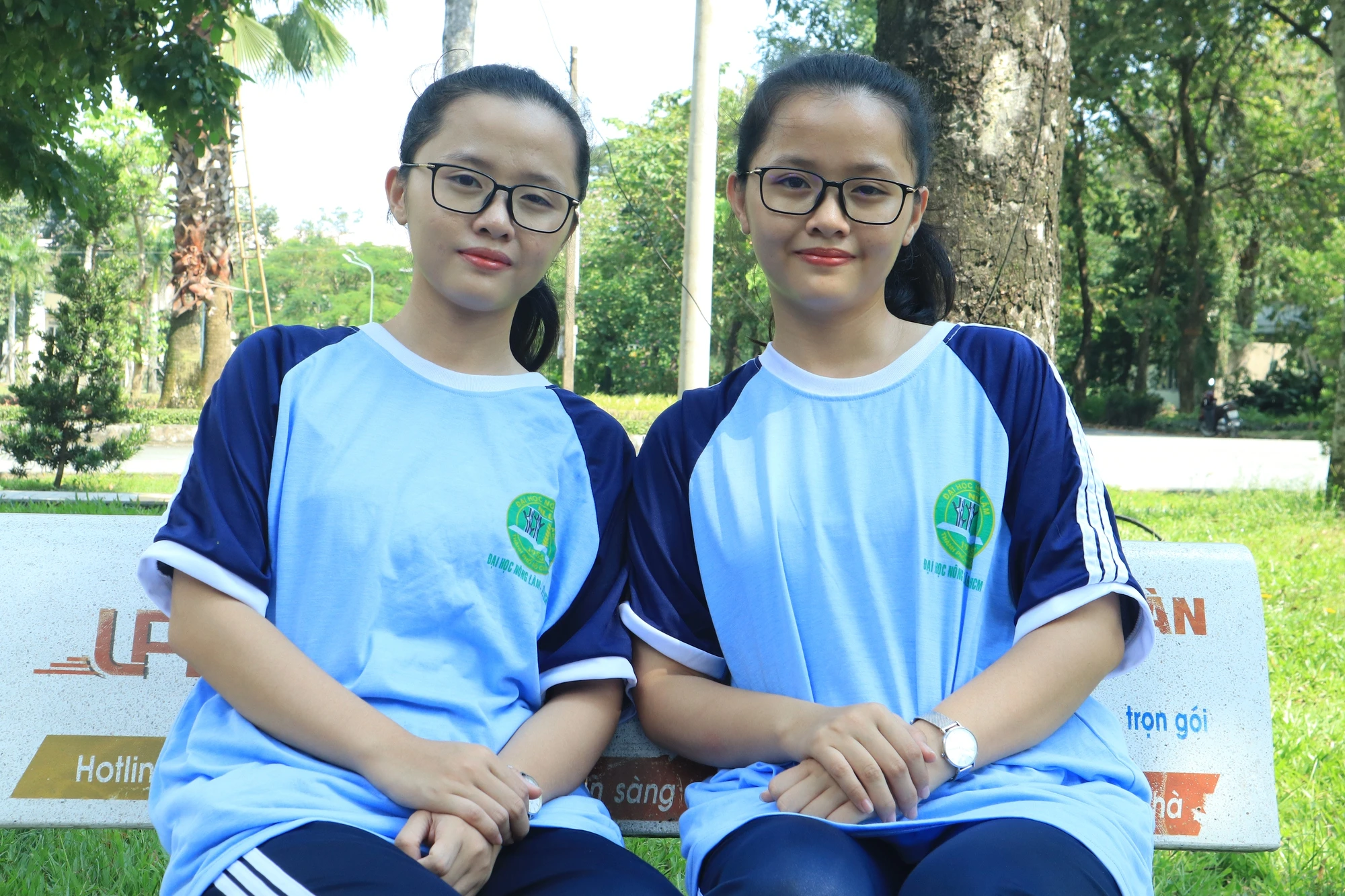 Chị em song sinh chuyên Anh chọn ngành học 