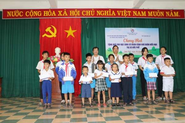 Chi hội báo chí Trung ương tại Quảng Ngãi trao quà cho học sinh nghèo