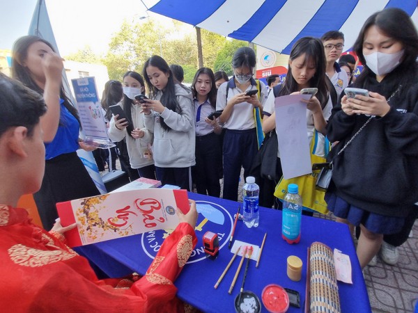 Chọn được ngành học sau khi tham quan gian hàng tư vấn mùa thi