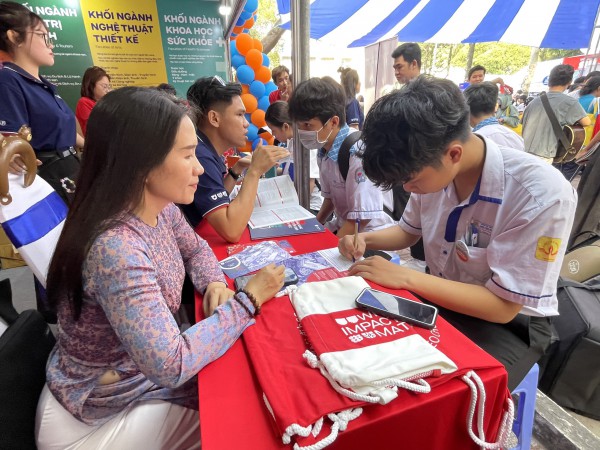 Chọn được ngành học sau khi tham quan gian hàng tư vấn mùa thi